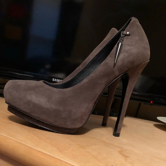 Rock & Republic Shoes - RARE Rock & Republic gray suede pumps